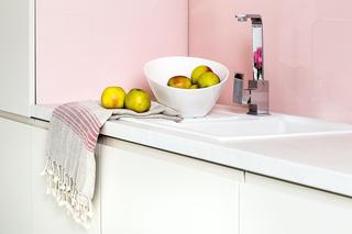 Szkło w kuchni nad blatem. Inspiracje