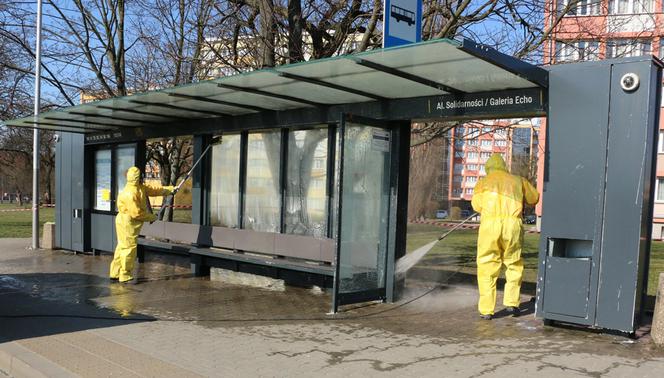 Wielkie mycie przystanków autobusowych w Kielcach