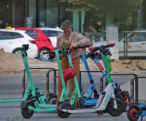 Monika Richardson pędzi na hulajnodze