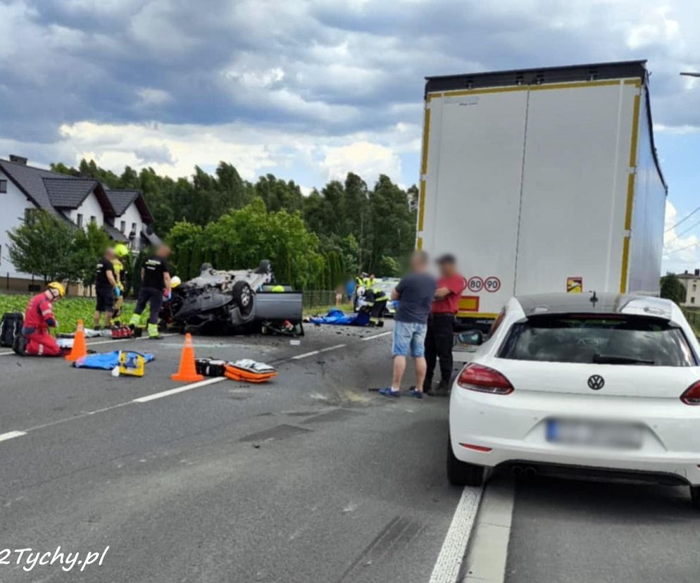 Wypadek w Chełmie Śląskim. Kierowca wjechał pod ciężarówkę