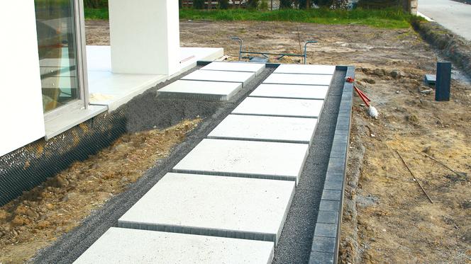 Budowanie ramy ogrodu: ścieżki i podjazd z płyt betonowych
