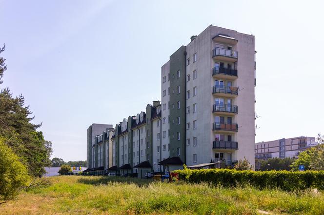 Oto najwęższy blok w Warszawie - zdjęcia budynku z Odkrytej 55C