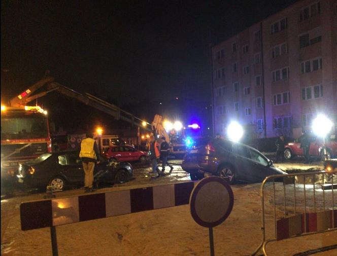 Ulica zapadła się pod samochodami