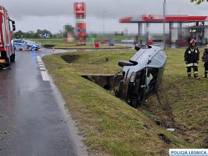 Pijany Ukrainiec dachował pod Legnicą. Spanikował na widok policji  