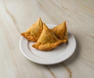 Uwielbiam te pierożki za ich delikatność i aromatyczne nadzienie. Soczewica i suszone pomidory to połączenie idealne