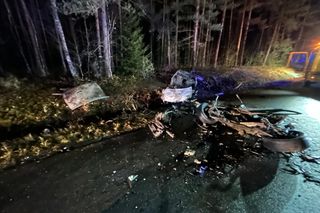 Dwa samochody zderzyły się na drodze, jeden stanał w ogniu. Wiele ofiar śmiertelnych