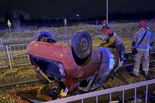 Dachowanie na tory tramwajowe w Warszawie. Kierowcę uratowało tylko jedno