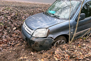 Łódzkie. Wjechał do rowu dwoma samochodami jednego dnia! Pechowiec może nawet trafić za kratki