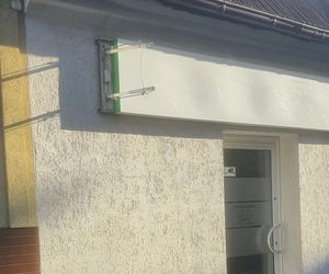 Nastolatkowie zniszczyli baner sklepu