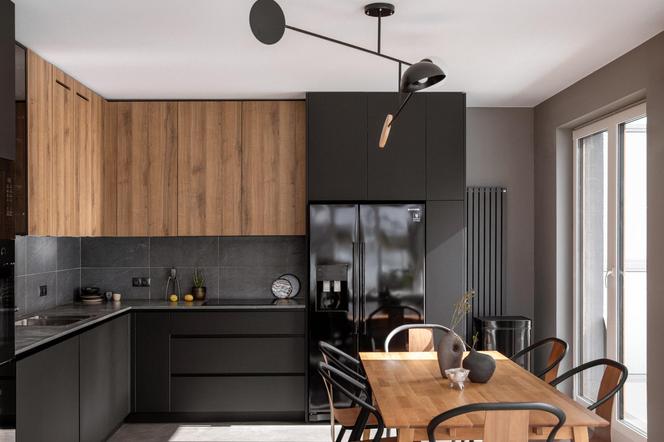 Minimalistyczne mieszkanie w stylu loft. Czarna kuchnia z drewnem to teraz największy trend!