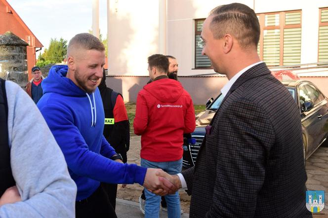 Damian Olender pchał samochód przez 24 godziny. Pobił rekord Polski! ZDJĘCIA