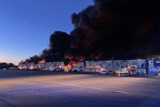 Akcja gaśnicza pożaru hali przy Marywilskiej 44 w Warszawie