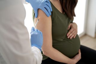 COVID-19 u niemowląt. Szczepienie mamy może zapobiec zakażeniu u dziecka 