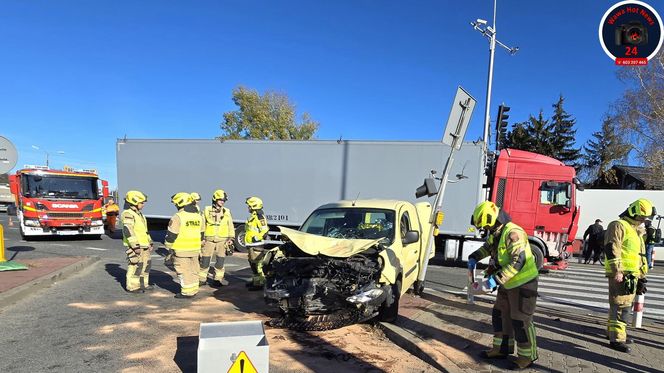 Osobówka zderzyła się z samochodem ciężarowym. 9-letni chłopczyk trafił do szpitala. „Trwają czynności”