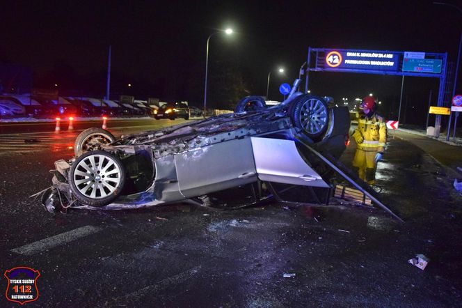 Tychy: Kompletnie pijany kierowca BMW skosił znaki drogowe i latarnię, a potem dachował