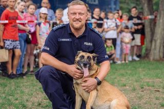 Policjanci dał dom psim emerytom