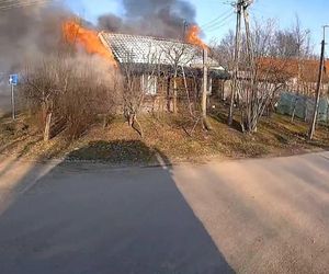 Tragiczny pożar w Bzowie. Mama z córką zostały bez dachu nad głową