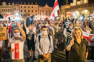 Manifestacja Białorusinów na rynku w Krakowie. Precz z Łukaszenką!
