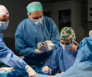 Na dobre i na złe, odcinek 880: Falkowicz przy stole operacyjnym wyzna Blance, jak bardzo przypomina Wiki - ZDJĘCIA