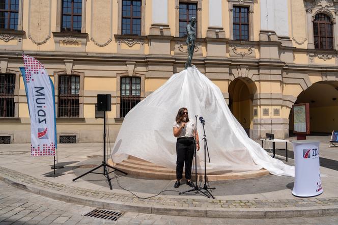 Odnowiony Szermierz znów stoi na placu Uniwersyteckim! To najstarsza fontanna we Wrocławiu