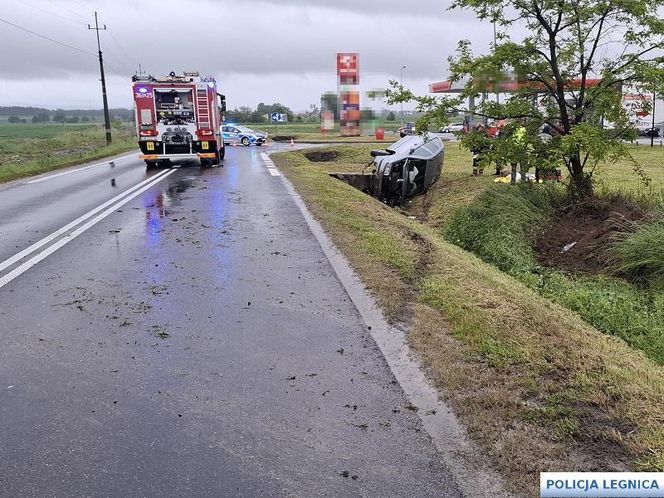 Pijany Ukrainiec dachował pod Legnicą. Spanikował na widok policji  