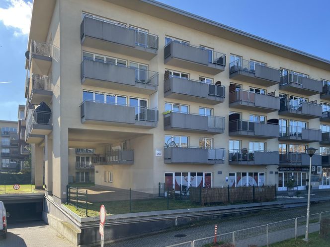 Teligi 26 w Krakowie. Blok z ukrytym balkonem