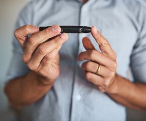 Hipoglikemia czyli niedocukrzenie - może skończyć się nawet śpiączką. Jak się objawia?