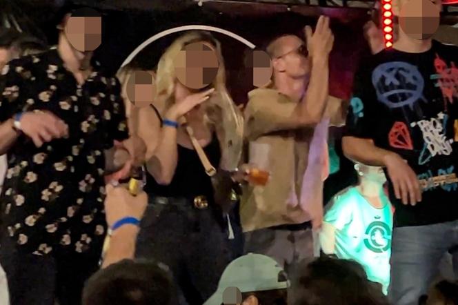 Hakiel bawi się, a nie pije