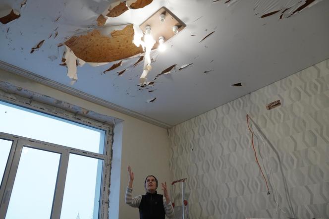 Yrina w swoim zniszczonym przez wybuch mieszkaniu w Charkowie