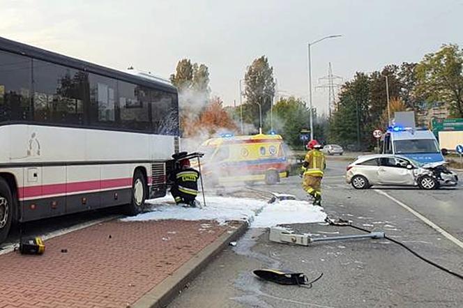 Wypadek w Katowicach. Autobus zderzył się z samochodem osobowym
