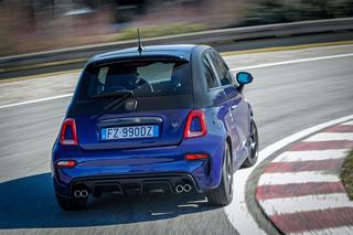 Abarth 595 Monster Energy Yamaha i Scorpioneoro