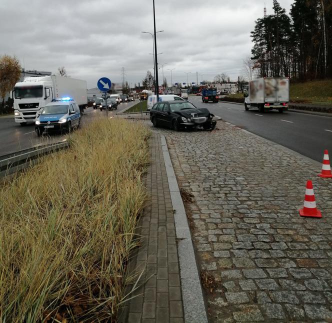 Wypadek na Towarowej w Olsztynie. Dwie osoby trafiły do szpitala po zderzeniu samochodów [FOTO]