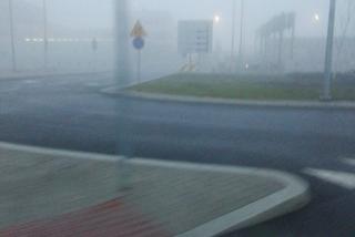 Tak wyglądał poranek na krakowskim lotnisku: Gęsta mgła w Balicach [GALERIA]