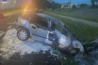 Auto uderzyło w betonowy przepust. Potem stanęło w płomieniach