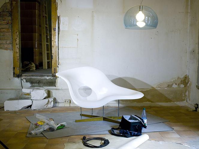 La Chaise – szezlong projektu Charlesa i Ray Eamesów, jeden z pierwszych plastikowych mebli autorstwa tej pary.
