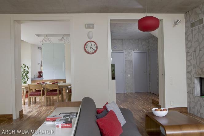Spójna stylistyka salonu i otwartego przedpokoju w bloku