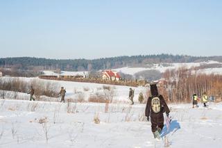 Goryl z kurczakiem przegnali myśliwych