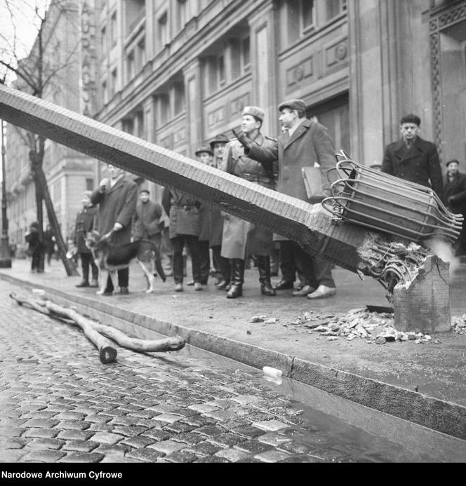 Wypadek samochodu Zakładów Transportowych Budownictwa Miejskiego na ulicy Marszałkowskiej w Warszawie 1962