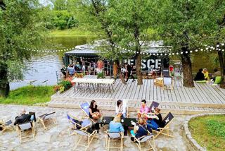 Na dachu, nad wodą czy pod papugami? Oto TOP 8 restauracji w niezwykłych miejscach! [GALERIA]