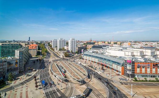 Centralne skrzyżowanie placu zostało przebudowane na rondo w latach 2006-2007