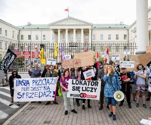 Lokatorzy z Osiedla Przyjaźń protestowali przed ratuszem: Chcemy umów z miastem, nie wysiedleń!