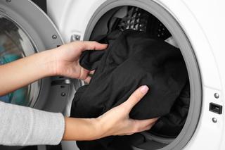 Niecodzienny sposób na pranie ciemnych ubrań. Te jedna rzecz sprawi, że nie stracą swojego koloru i zachwycą czystością 