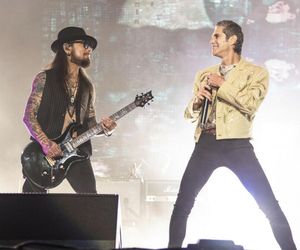 Gwiazdorzy rocka pobili się na scenie! Pozywają się nawzajem