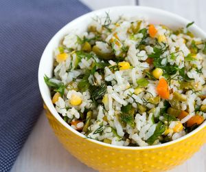 Sałatka kukurydziana z ryżem i ogórkiem - błyskawiczna i prosta przekąska do pracy