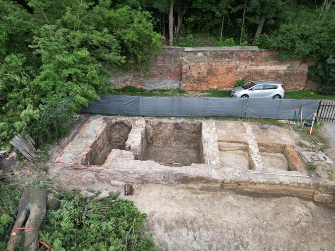 Niezwykłe odkrycie w Lublinie! Archeolodzy na placu budowy odkryli pozostałości fundamentów i piwnic budynku z XVIII wieku. ZDJĘCIA