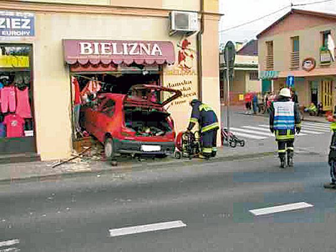 Peugeot wjechał do sklepu