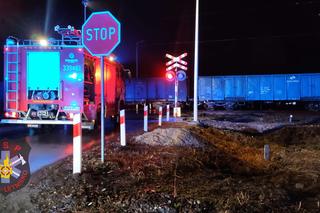 Koszmarny wypadek na torach pod Radomiem! Pociąg huknął w volkswagena. W środku pięcioro nastolatków [ZDJĘCIA]