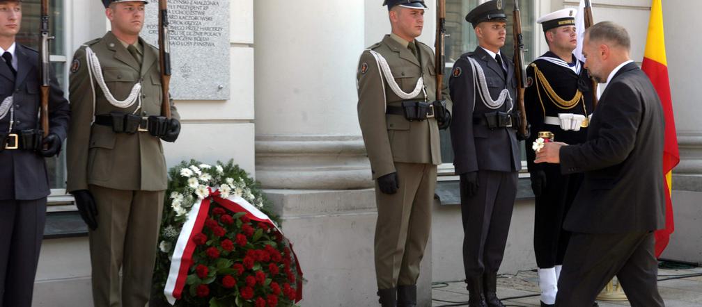 Tablica na Pałacu Prezydenckim 