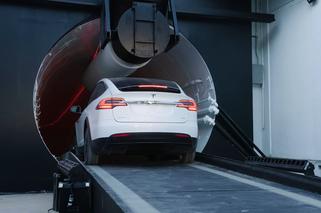 Elon Musk przekopał się pod Los Angeles! Tesle jeżdżą specjalnym tunelem. Zobacz WIDEO
