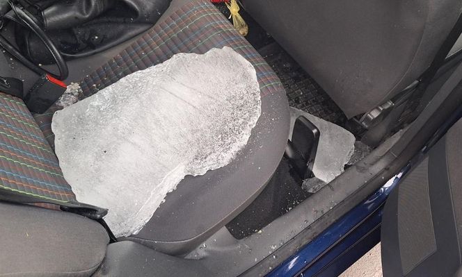 Lodowa bryła przebiła szybę osobówki. Ranna kobieta trafiła do szpitala